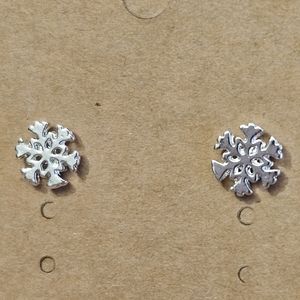 NWT Tiny Silvertone Snowflake Stud Earrings